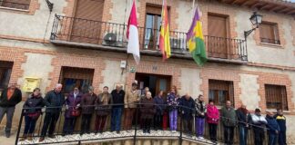 Minuto de silencio en Malaguilla por la mujer asesinada en Getafe. (Foto: Cedida para La Crónic@)