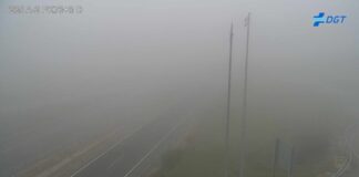 La niebla seguía muy densa este martes en la A-2 a la altura de Torija incluso después del mediodía. (Foto: DGT)