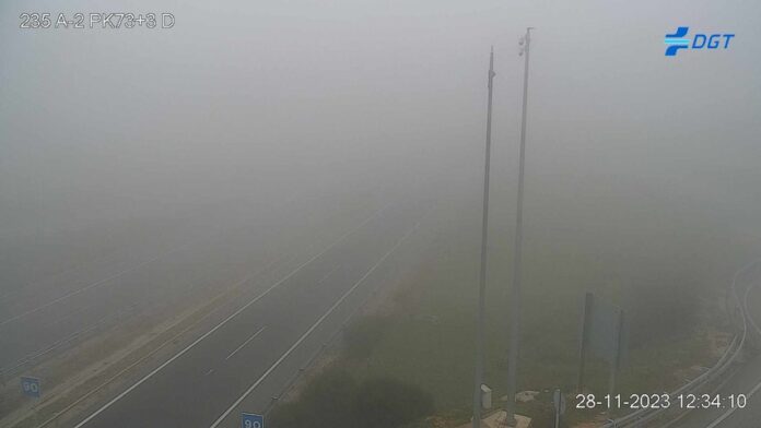 La niebla seguía muy densa este martes en la A-2 a la altura de Torija incluso después del mediodía. (Foto: DGT)