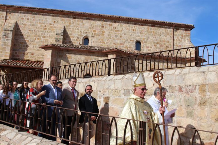 Procesión en Aguas Vivas el 12 de noviembre de 2023, presidida por el obispo saliente, Atilano Rodríguez.