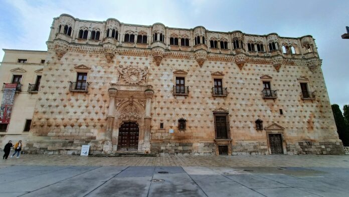 Fachada del Palacio del Infantado en noviembre de 2023. (Foto: La Crónic@)