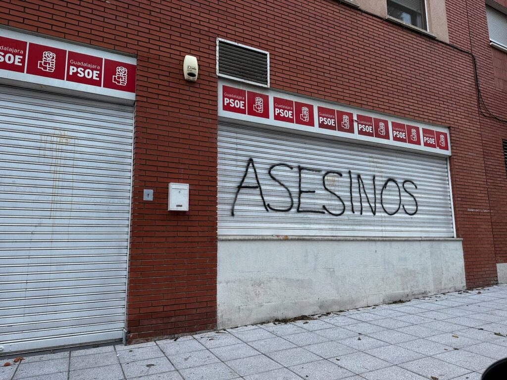 Pintada en la sede del PSOE de Guadalajara, aún visible este viernes.