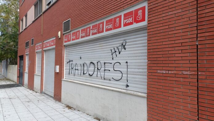 Segunda pintada contra la sede del PSOE de Guadalajara. (Foto: La Crónic@)