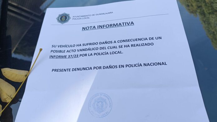 Este es el aviso dejado por la Policía Local en los coches víctimas de los gamberros, en pleno Paseo de las Cruces. (Foto: La Crónic@)