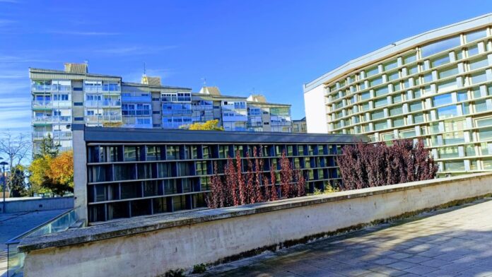 Viviendas de la calle Cifuentes de Guadalajara en noviembre de 2023, desde el Teatro Buero Vallejo. (Foto: La Crónic@)