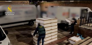 Las angulas vivas las transportaban para su comercio ilegal en todas estas cajas de porexpán. (Foto: Guardia Civil)