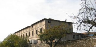 Lo que queda del Laboratorio de los Ingleses, al pie de la carretera de Fontanar, en Guadalajara.