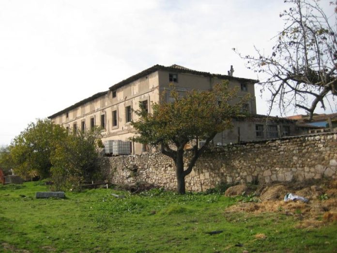 Lo que queda del Laboratorio de los Ingleses, al pie de la carretera de Fontanar, en Guadalajara.