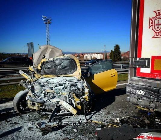 El turismo quedó destrozado en este accidente ocurrido en la A-2 el 18 de diciembre de 2023, en Guadalajara. (Foto: Bomberos de Guadalajara)