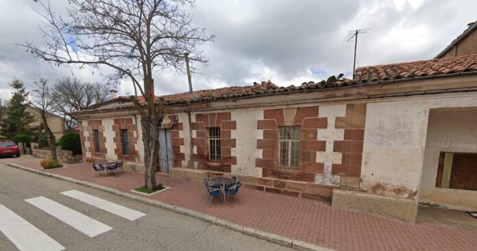 Aún se mantiene la casa de los peones camineros en Alcolea del Pinar, en la travesía de la antigua N-II. (Foto: Google Maps)