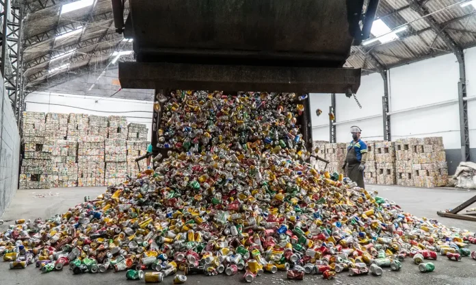 Planta de reciclado de latas de aluminio en Brasil.