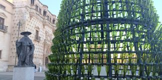 Este peculiar árbol de botellas recicladas se ha plantado junto al Palacio del Infantado. (Foto: La Crónic@)