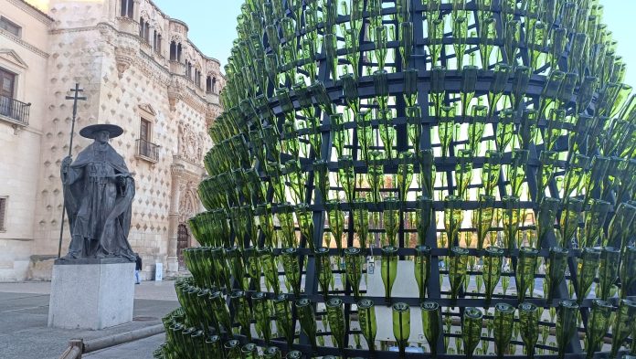 Este peculiar árbol de botellas recicladas se ha plantado junto al Palacio del Infantado. (Foto: La Crónic@)