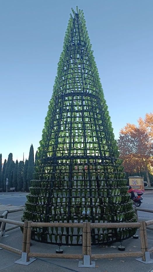 1.200 botellas aseguran que han sido necesarias para formar este peculiar árbol de Navidad. (Foto: La Crónic@)