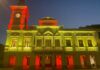Fachada del Ayuntamiento de Guadalajara iluminada con los colores de la bandera de España el 6 de diciembre de 2023.