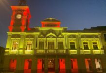 Fachada del Ayuntamiento de Guadalajara iluminada con los colores de la bandera de España el 6 de diciembre de 2023.