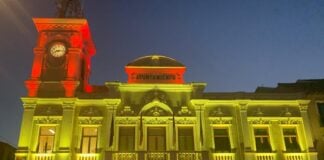 Fachada del Ayuntamiento de Guadalajara iluminada con los colores de la bandera de España el 6 de diciembre de 2023.