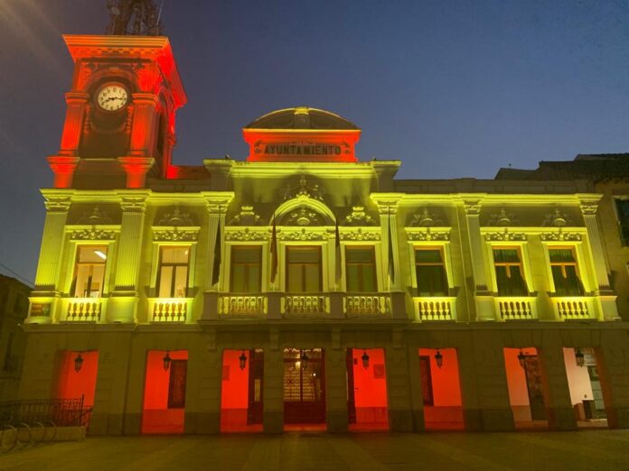 Fachada del Ayuntamiento de Guadalajara iluminada con los colores de la bandera de España el 6 de diciembre de 2023.