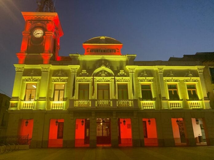 Fachada del Ayuntamiento de Guadalajara iluminada con los colores de la bandera de España el 6 de diciembre de 2023.