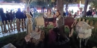 El parque de la Concordia tiene también su propio belén, con el Niño Jesús indemne hasta el momento. (Foto: La Crónic@)
