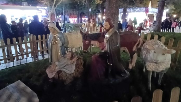 El parque de la Concordia tiene también su propio belén, con el Niño Jesús indemne hasta el momento. (Foto: La Crónic@)