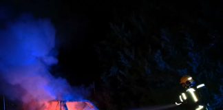 Coche en llamas cerca de la A-2 en la madrugada del 17 de diciembre de 2023. (Foto: Bomberos de Guadalajara)