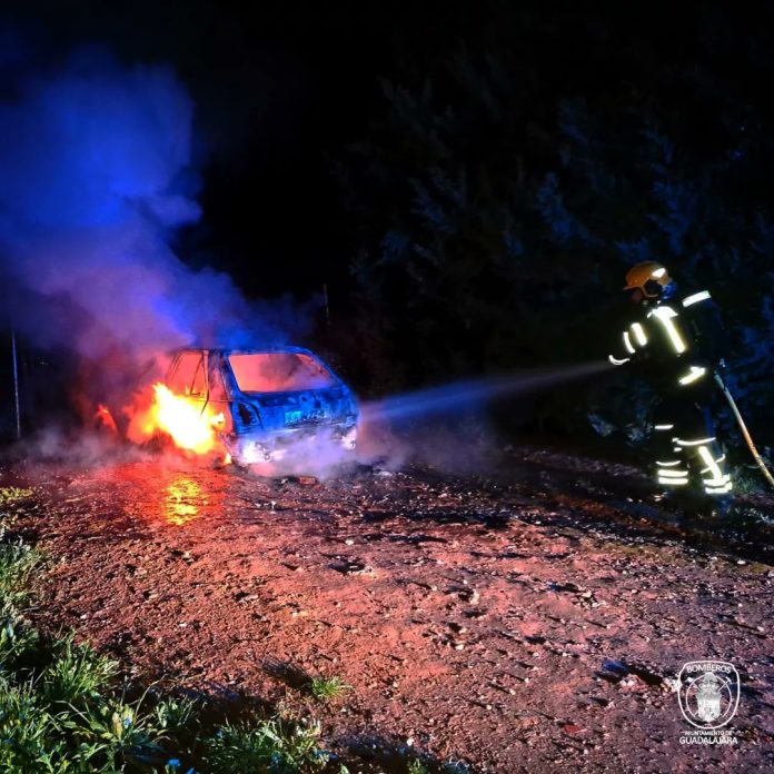 Coche en llamas cerca de la A-2 en la madrugada del 17 de diciembre de 2023. (Foto: Bomberos de Guadalajara)