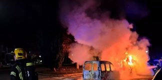 Con estos ya son cuatro los coches que han ardido en Guadalajara en los últimos días, todos ellos de madrugada. (Foto: Bomberos de Guadalajara)