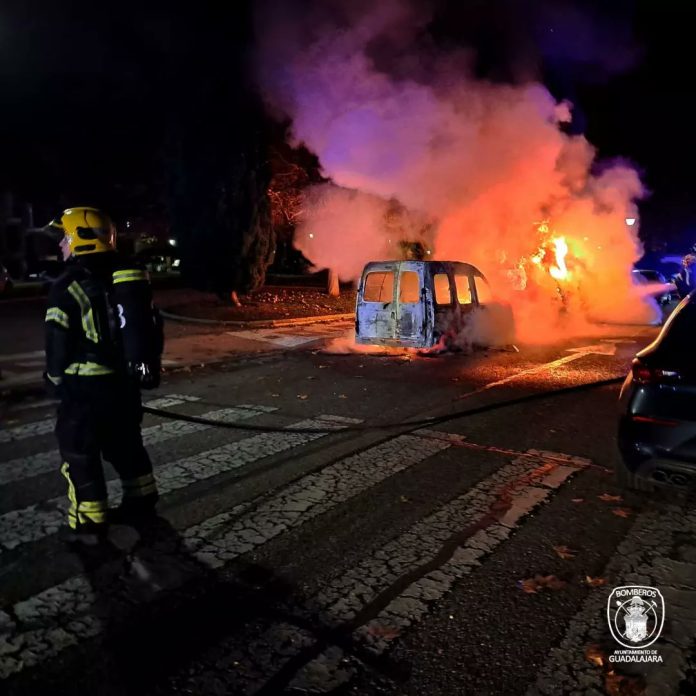 Con estos ya son cuatro los coches que han ardido en Guadalajara en los últimos días, todos ellos de madrugada. (Foto: Bomberos de Guadalajara)
