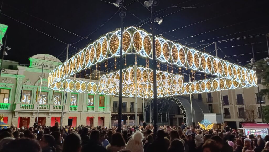 Primeros momentos con el alumbrado navideño de 2023 ya encendido en la Plaza Mayor de Guadalajara. (Foto: La Crónic@)