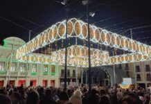 Primeros momentos con el alumbrado navideño de 2023 ya encendido en la Plaza Mayor de Guadalajara. (Foto: La Crónic@)