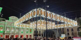 Primeros momentos con el alumbrado navideño de 2023 ya encendido en la Plaza Mayor de Guadalajara. (Foto: La Crónic@)