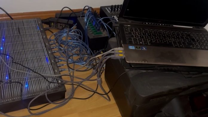 Esta banda, que actuaba también desde Guadalajara, era capaz de mandar muchos miles de SMS al día de forma aleatoria para captar a sus víctimas. (Foto: Guardia Civil)