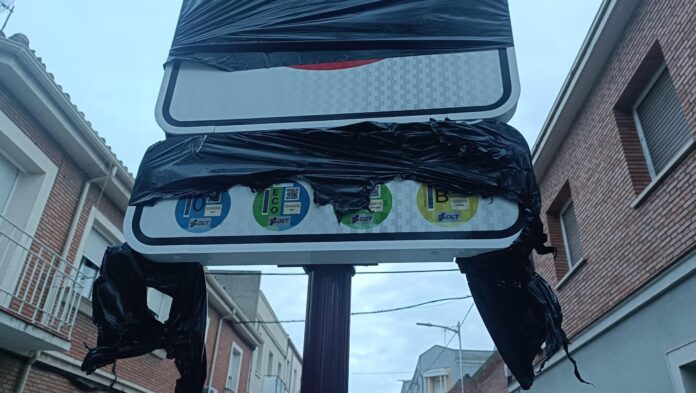 Señal recién instalada en el límite de la Zona de Bajas Emisiones de Guadalajara el 12 de diciembre de 2023. (Foto: La Crónic@)