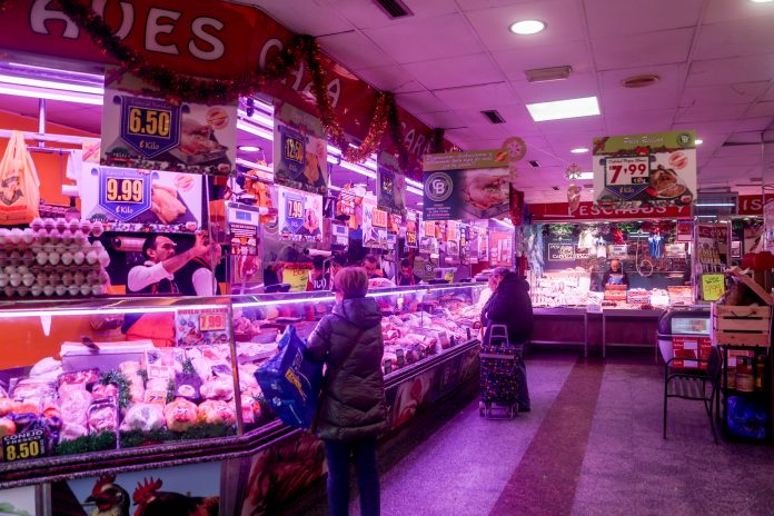 europapress-4888022-pollero-realiza-ultimas-ventas-tienda-comestibles-mares-alimentacion-barrio Mercado madrileño en las vísperas de la Navidad de 2023. (Foto: EP)
