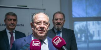 El consejero de Hacienda y Administraciones Públicas del Gobierno de Castilla-La Mancha, Juan Alfonso Ruiz Molina, en una imagen reciente. Detrás, Eusebio Robles.