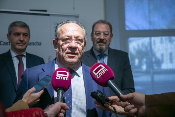 El consejero de Hacienda y Administraciones Públicas del Gobierno de Castilla-La Mancha, Juan Alfonso Ruiz Molina, en una imagen reciente. Detrás, Eusebio Robles.