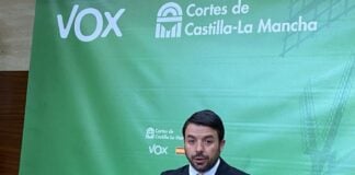 Iván Sánchez, portavoz de Vox en las Cortes de Castilla-La Mancha, ante los periodistas.