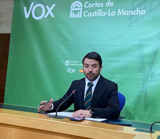 Iván Sánchez, portavoz de Vox en las Cortes de Castilla-La Mancha, ante los periodistas.