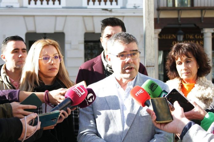 Santiago Baeza, durante su comparecencia ante los periodistas en la Plaza Mayor el 14 de diciembre de 2023.