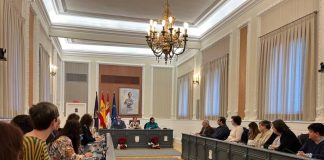 La reunión se celebró en el salón de plenos y la presidió la alcaldesa de Guadalajara, Ana Guarinos.