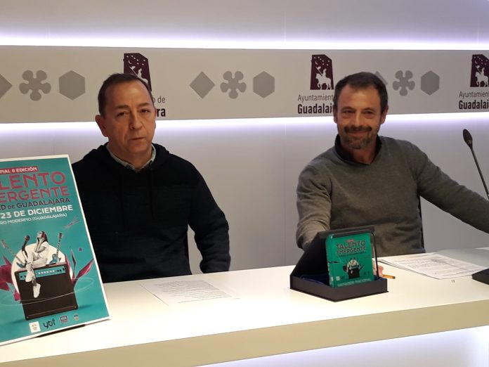 El primer teniente de alcalde y concejal de Cultura en el Ayuntamiento de Guadalajara, Javier Toquero, junto a Jorge Martínez, presidente de la Asociación Música y Cultural Global.