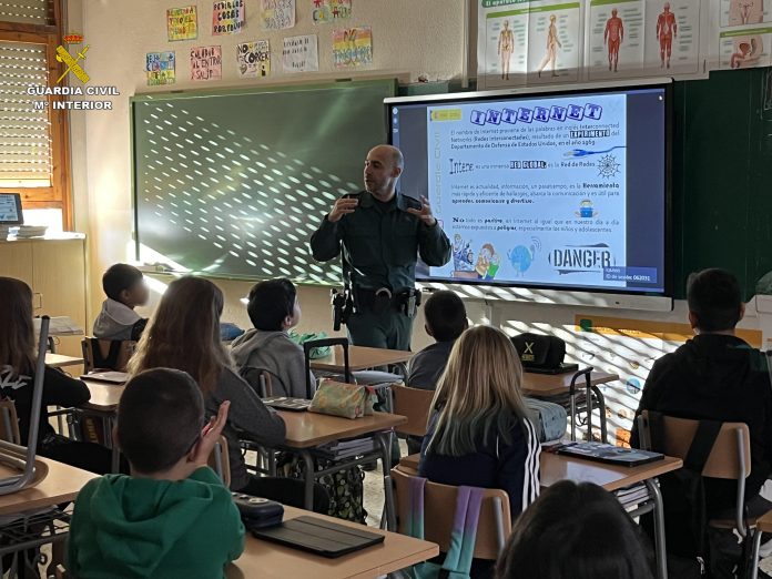 Uno de los talleres en un colegio de Guadalajara. (Foto: Guardia Civil)