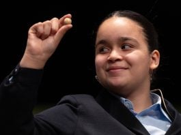 Una de las niñas "de San Ildefonso" participante en el Sorteo de Navidad de 2023.