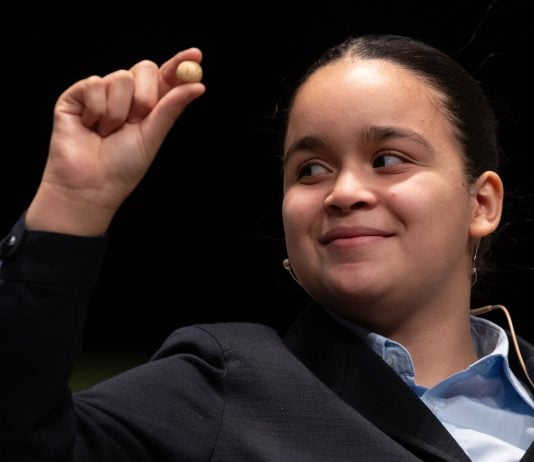 Una de las niñas "de San Ildefonso" participante en el Sorteo de Navidad de 2023.