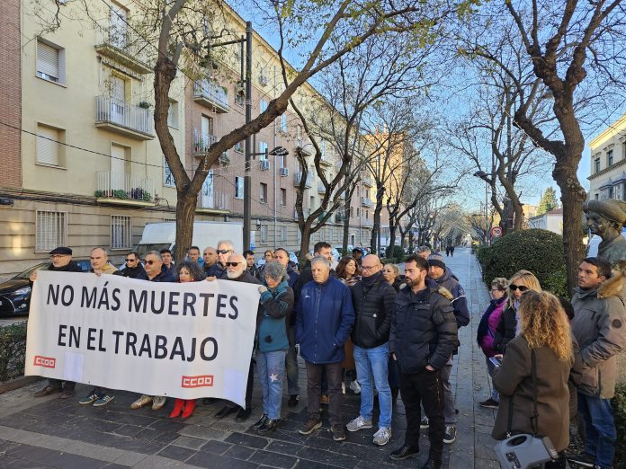 La protesta de este 22 de diciembre de 2023 se ha llevado a cabo a las puertas de la sede de CCOO en Guadalajara.