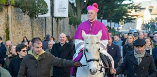 El obispo Julián Ruiz entra en Sigüenza a lomos de la yegua blanca "Ginebra" el 23 de diciembre de 2023. (Foto: EP)
