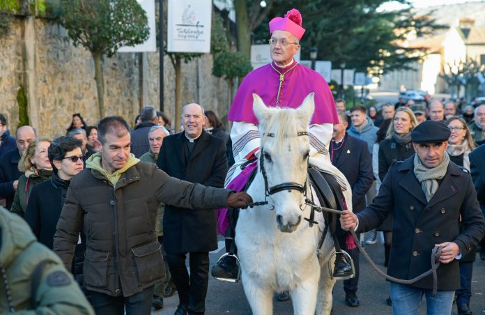 El obispo Julián Ruiz entra en Sigüenza a lomos de la yegua blanca 
