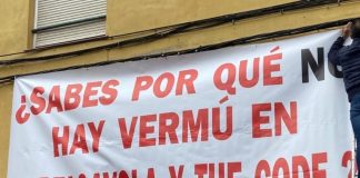 Últimos retoques en la colocación de la sorprendente pancarta que es una de las grandes noticias del vermú de Fin de Año en Guadalajara . (Foto: La Crónic@)