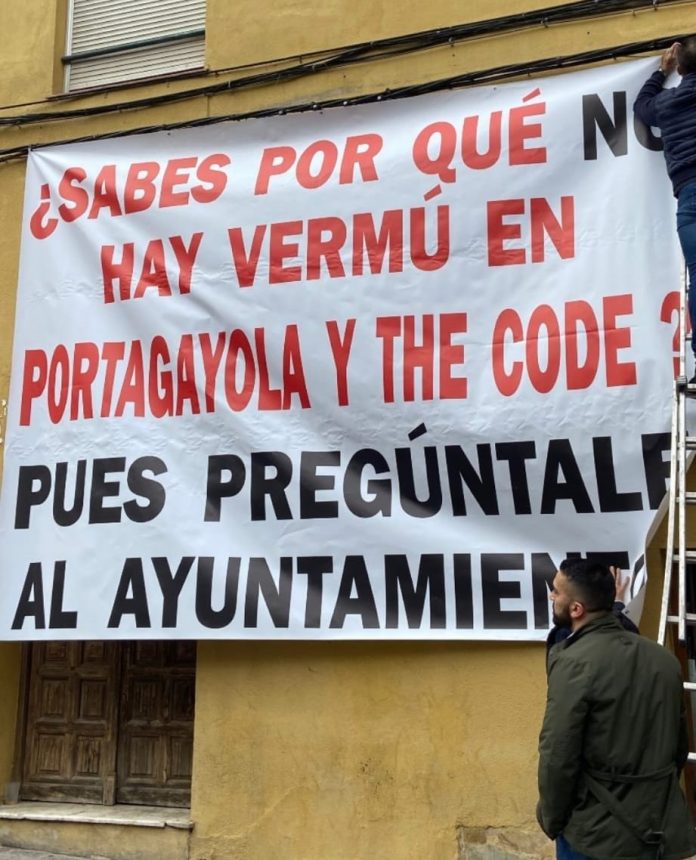 Últimos retoques en la colocación de la sorprendente pancarta que es una de las grandes noticias del vermú de Fin de Año en Guadalajara . (Foto: La Crónic@)